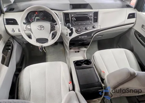 2012 Toyota Sienna Le 8-Passenger z USA, uszkodzony, nr VIN 5TDKK3DCXCS262361